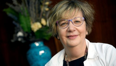 SRAMNO: Nenadležni plenum glasao protiv produženja radnog odnosa profesorki Drulović (FOTO)