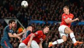KAKO OVO? Nemanja Vidić igra za Junajted protiv Lidsa, javio se i Ferdinand