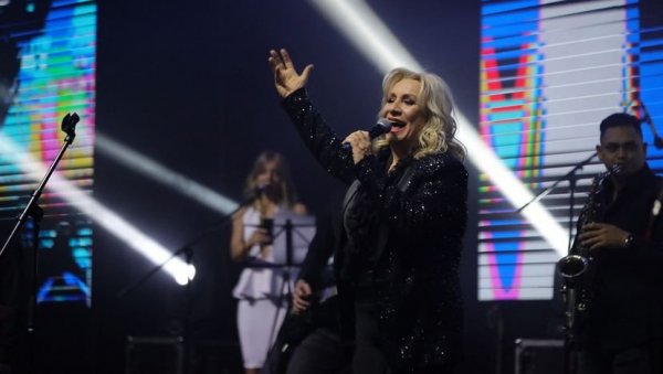 ВЕСНА ЗМИЈАНАЦ НАСТУПИЛА У БЕОГРАДУ: Певачица изненадила модерним стајлингом (ФОТО/ВИДЕО)