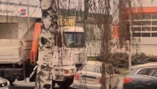 НЕВЕРОВАТНА СЦЕНА УСРЕД НОВОГ САДА: Камион после судара гурао аутомобил низ Темеринску улицу