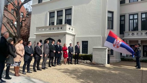 SRPSKA TROBOJKA SE PONOSNO VIJORI U BLIZINI BELE KUĆE: Nova ambasada Srbije u prelepoj palati u centru Vašingtona (FOTO/VIDEO)