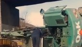 НЕСВАКИДАШЊИ УДЕС У НИШУ: Грађевинска машина пала са приколице камиона у Булевару Николе Тесле