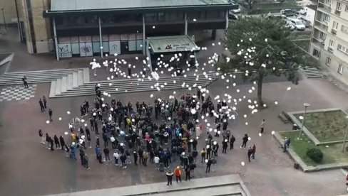 POSLEDNJI POZDRAV ANĐELI: Stotine belih balona poletelo ka nebu sa trga u Ivanjici (VIDEO)