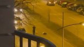 BIZARNA SCENA U NOVOM SADU: Muškarac koračao levo desno samo da zaustavi kola, nikome nije jasno šta je hteo (VIDEO)