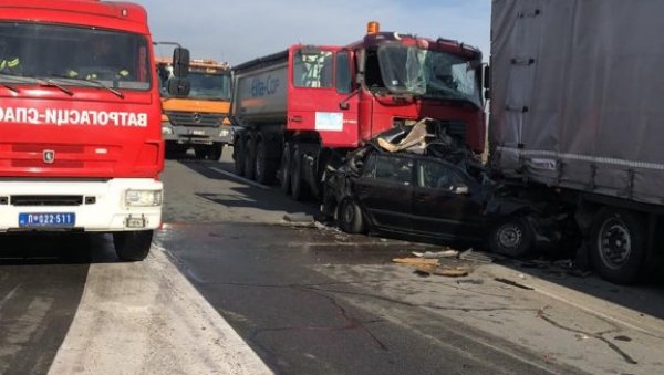 ОД УДАРЦА СВЕ У КАБИНИ ПОЛЕТЕЛО: Камионџија под чије је возило подлетела шкода није знао да је возач страдао