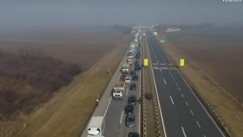 SNIMAK NEZAPAMĆENOG LANČANOG SUDARA: Više od 50 automobila u kilometarskoj koloni, hitna se jedva probija (VIDEO)