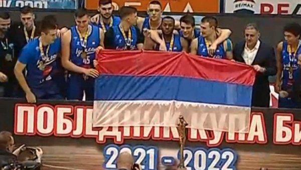 БОСАНЦИ ПОЛУДЕЛИ ОД БЕСА: Игокеа славила трофеј са заставом Републике Српске