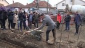 POČELA GRADNJA KUĆE ZA UGROŽENU PORODICU ĐORĐEVIĆ: Kancelarija za KiM finansira radove u Gračanici (VIDEO)