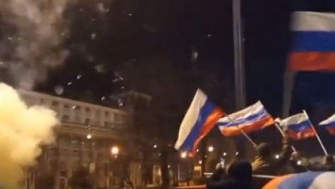 РУСКЕ ЗАСТАВЕ И ВАТРОМЕТИ: Велико славље на улицама Доњецка и Луганска након што је Путин потписао указ о признавању (ВИДЕО)