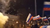 RUSKE ZASTAVE I VATROMETI: Veliko slavlje na ulicama Donjecka i Luganska nakon što je Putin potpisao ukaz o priznavanju (VIDEO)