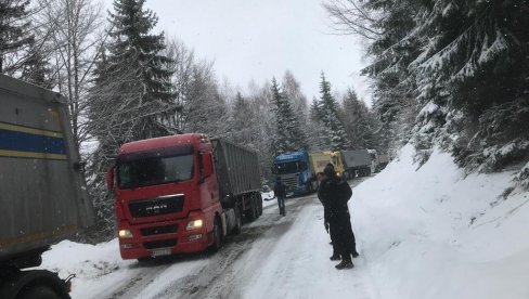SNEG PADA U PRIJEPOLJU: Otežan saobraćaj ka crnogorskoj granici preko Jabuke
