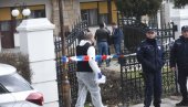 ПРВЕ ФОТОГРАФИЈЕ СА МЕСТА УБИСТВА У РУШЊУ: Комшија усмртио комшију, нерешени имовински односи довели до трагедије (ФОТО)
