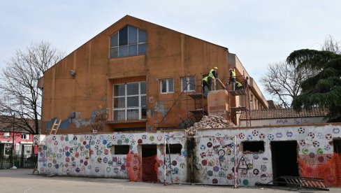 UREĐENJE SPOLJAŠNJOSTI OŠ STEVAN SREMAC U DOBANOVCIMA: Nova fasada krasiće osmoletku