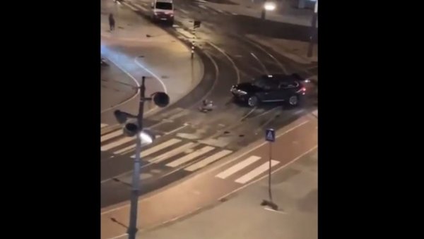 БЕЖАО ЈЕ - УДАРИЛА СУ ГА ПОЛИЦИЈСКА КОЛА: Узнемирујућ снимак краја талачке кризе у Амстердаму, ево како је ухапшен отмичар (ВИДЕО)