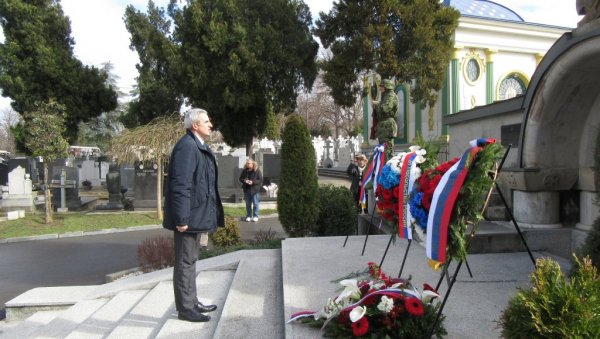 ОСЛОБОДИОЦИ БЕОГРАДА НИСУ ЗАБОРАВЉЕНИ: Челници Београда положили венце на Новом гробљу и Гробљу ослободилаца Београда