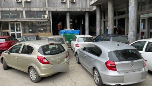 БАХАТОСТ БЕЗ ГРАНИЦА: Затворили возилима улаз у Чумићево сокаче (ФОТО)