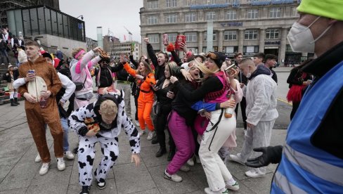 КРАЉ ФЕСТИВАЛА У НЕМАЧКОЈ: Погледајте најспектакуларније костиме из Келна, одрасли и деца шетају насмејани (ФОТО)
