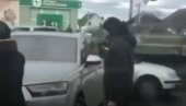 UKRAJINCI GAZE SVOJE GRAĐANE: Oklopnim vozilom se sudarili sa parkiranim automobilima, pregazivši jedan od njih (VIDEO)