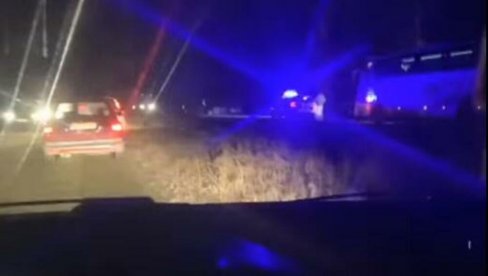 SAOBRAĆAJNA NESREĆA KOD BATAJNICE: Povređen vozač golfa -  kolima sleteo s puta, udario u drvo, pa u drugi automobil! (VIDEO)