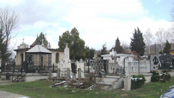 ВАЖНО ЗА ПАРАЋИНЦЕ ПРЕД ЗАДУШНИЦЕ: Моторним возилима забрањен улаз на градско гробље
