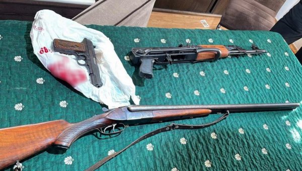 ПУШКЕ, ПИШТОЉ И МУНИЦИЈА У СТАНУ: Полиција запленила арсенал оружја од Новопазарца