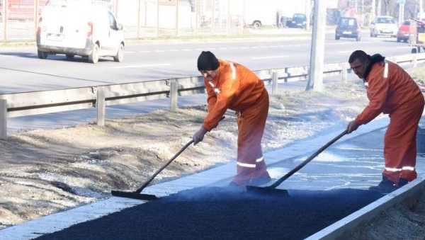 ТРОТОАРИ ДУЖ АУТО-ПУТА ЗА НОВИ САД: Путари раде у околини Земуна