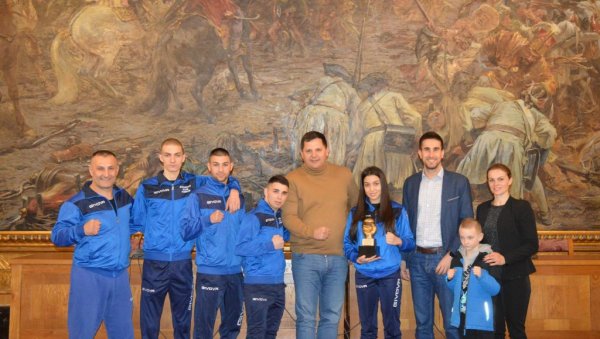 СОМБОРЦИ ТРИЈУМФОВАЛИ У БОКСУ: Велики успех младих