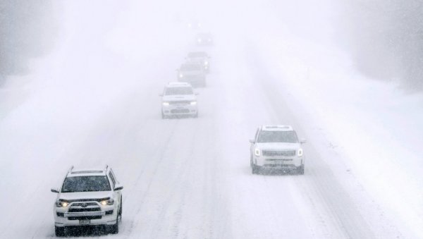 СНЕГ ОКОВАО АМЕРИКУ: Велико невреме у деловима САД (ФОТО)