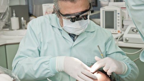 OTAC I SIN ZUBARI LAKI NA KLEŠTIMA: Izvadili 3.900 zdravih zuba