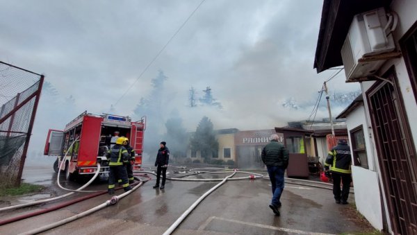 БОРБА СА ПОЖАРОМ НА НОВОМ БЕОГРАДУ: Ватрогасци и даље на терену, дим куља из ресторана (ФОТО/ВИДЕО)