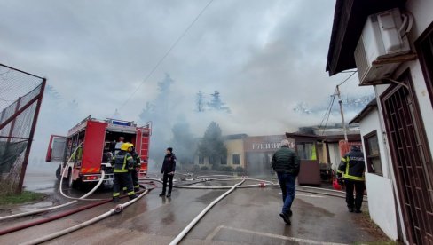 BORBA SA POŽAROM NA NOVOM BEOGRADU: Vatrogasci i dalje na terenu, dim kulja iz restorana (FOTO/VIDEO)