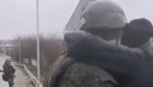 ZAGRLJAJ ZA OSLOBODIOCE: Meštani dočekali vojsku Luganske republike (VIDEO)