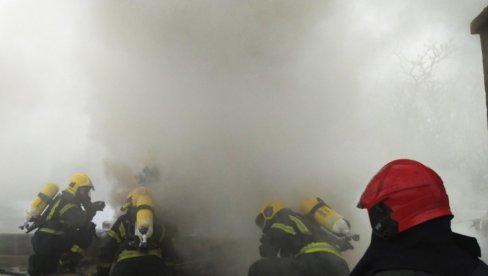 ВАТРА СЕ СА ДВЕ СТРАНЕ ПРИБЛИЖАВА КУЋАМА: Ватрогасци се и даље боре са пожаром код Билеће