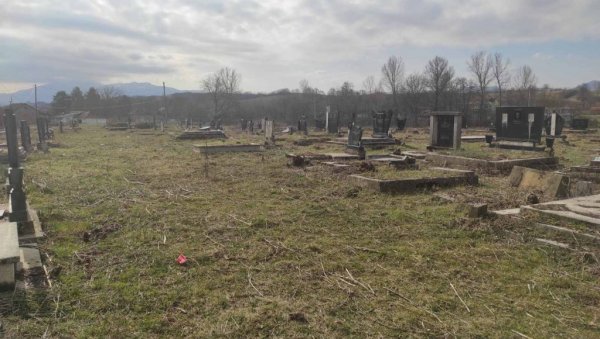ПОСЛЕ СЕДАМ ГОДИНА: Расељени Срби из Ђаковице поново обишли гробље на задушнице (ФОТО)