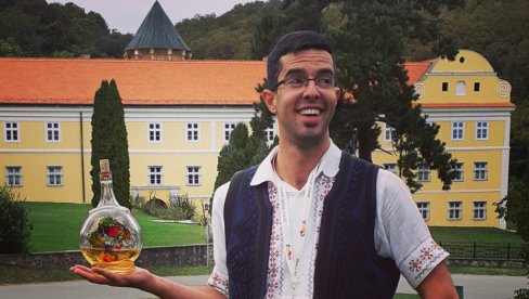STRANE TURISTE VODI U SRPSKOJ NOŠNJI: Vodič Željko Petrović, iz Beograda, strance dočekuje u našoj tradicionalnoj  odeći