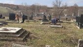 ВЕЋИНА ГРОБОВА УНИШТЕНА: Срби расељени из Ђаковице обишли гробља после седам година