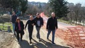 RADNICI ZELENILA RADE ŠIROM RAKOVICE: Grade još jednu pešačku stazu