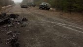 UNIŠTENI UKRAJINSKI TENKOVI I TEHNIKA: Kolona vojnih vozila “razbijena” kod Severodonjecka (FOTO)