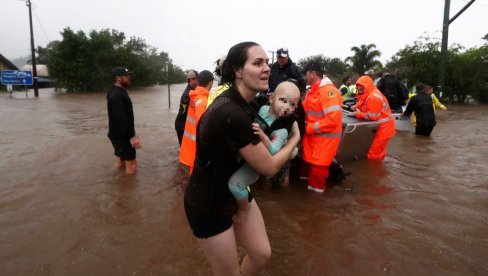 СА ДЕЦОМ КРОЗ ВОДУ: Драматичне сцене у Аустралији због поплава - евакуисано десетине хиљада људи (ФОТО)