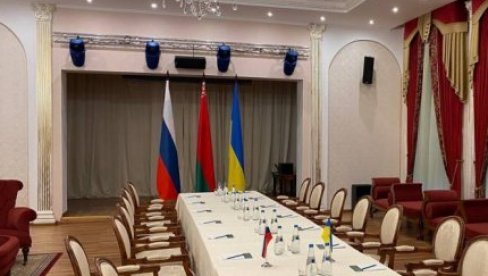 SVET NA NOGAMA - SASTANAK POČINJE U 10! Za ovim stolom će se voditi pregovori Rusije i Ukrajine (FOTO)
