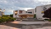 PREMIJERNO BERLINSKI ZID I LUTKA: Mesec mart u Srpskom narodnom pozorištu obeležiće nove predstave