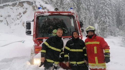 АКЦИЈА СПАСАВАЊА У РОЖАЈАМА: Планинари из Крагујевца извучени из снежних сметова