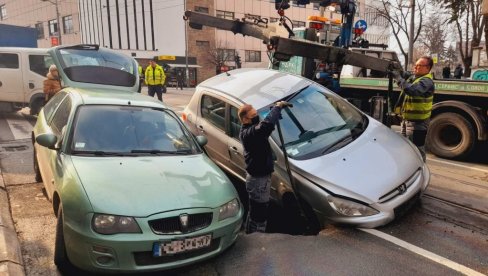 ШОК НА ТАШМАЈДАНУ: Аутомобили пропадали кроз асфалт - остала џиновска рупа (ВИДЕО)