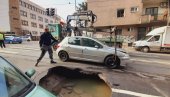 BIZARNA SCENA U BEOGRADU: Automobili propadaju kroz asfalt, haos u saobraćaju (FOTO/VIDEO)