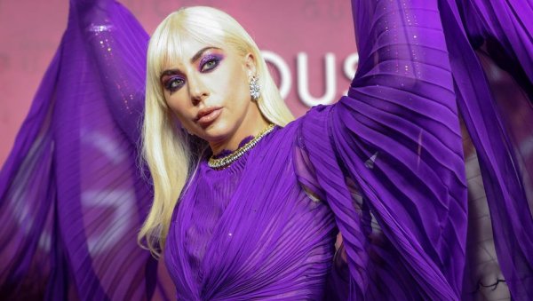 ПОЉУБАЦ ЗА ПУБЛИКУ, А ДЕКОЛТЕ ЗА КАМЕРЕ: Лејди Гага не престаје да изненађује својим издањима (ФОТО)