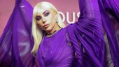 POLJUBAC ZA PUBLIKU, A DEKOLTE ZA KAMERE: Lejdi Gaga ne prestaje da iznenađuje svojim izdanjima (FOTO)