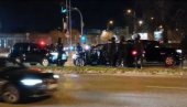 BLOKIRALI SU DŽIPOVIMA „AUDI“, USLEDILA JE PROVERA: Akcija policije u Novom Sadu, uhapšena najmanje jedna osoba (VIDEO)