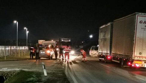 POVREĐENI PREVEZEN U URGENTNI CENTAR: Detalji saobraćajne nesreće kod Čačka, kolima direktno udaro u drugi auto, pa se sudario s akamionom