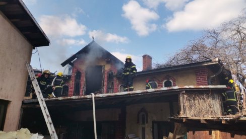VATRA PROGUTALA POTKROVLJE: Kuća na Čukarici uništena u požaru (FOTO)