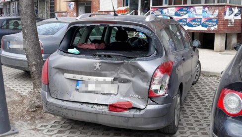 ОШТЕТИО ПЕТ АУТОМОБИЛА: Саобраћајна несрећа у Косовској Митровици